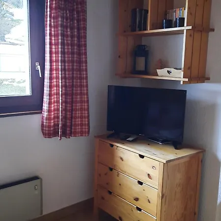 2 Pièces Avec Balcon à 1,6 Km Du Centre - Fr-1-692-33 Appartement