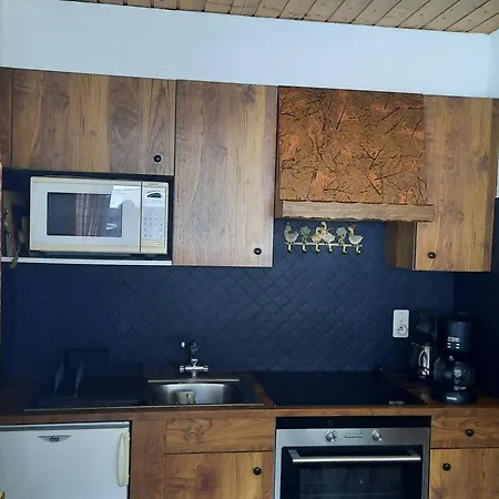 Appartement 2 Pièces Avec Balcon à 1,6 Km Du Centre - Fr-1-692-33 *